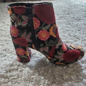 Mia Vail Black Bouquet Boots - Size 9